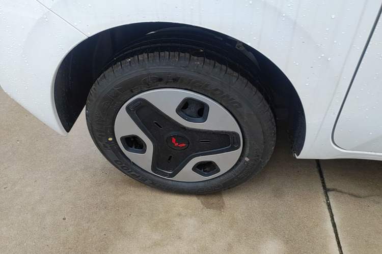 Used Wuling Zhiguang New Energy 2025 Model 305km Ambitious Edition Right Rear Wheel Hub
