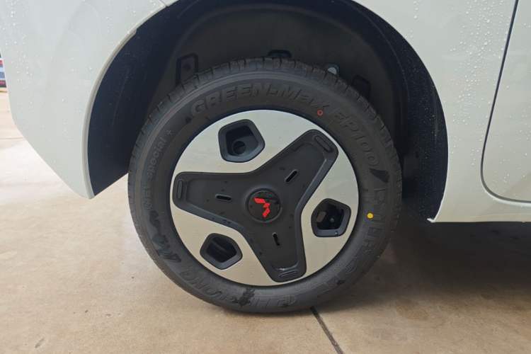 Used Wuling Zhiguang New Energy 2025 Model 305km Ambitious Edition Right Rear Wheel Hub