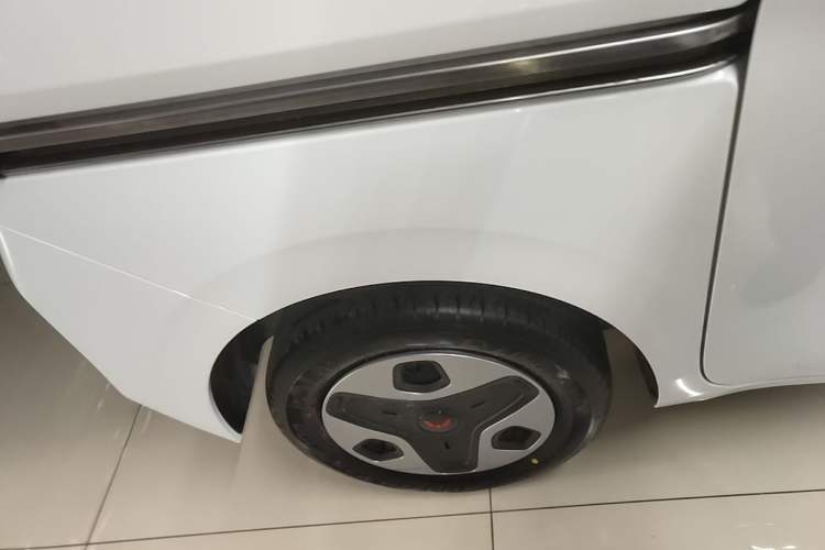 Used Wuling Zhiguang New Energy 2025 Model 305km Ambitious Edition Right Rear Wheel Hub