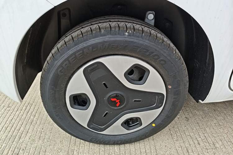 Used Wuling Zhiguang New Energy 2025 Model 305km Ambitious Edition Right Rear Wheel Hub