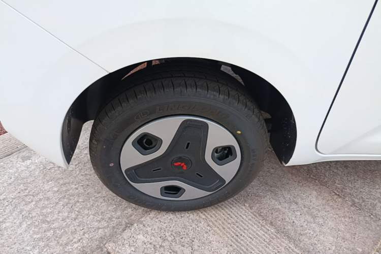 Used Wuling Zhiguang New Energy 2025 Model 305km Ambitious Edition Right Rear Wheel Hub