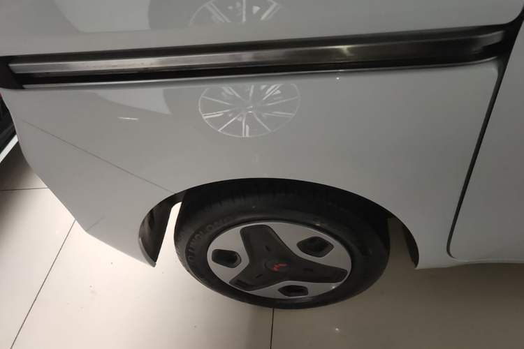 Used Wuling Zhiguang New Energy 2025 Model 305km Ambitious Edition Right Rear Wheel Hub