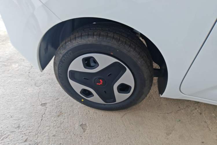 Used Wuling Zhiguang New Energy 2025 Model 305km Ambitious Edition Right Rear Wheel Hub