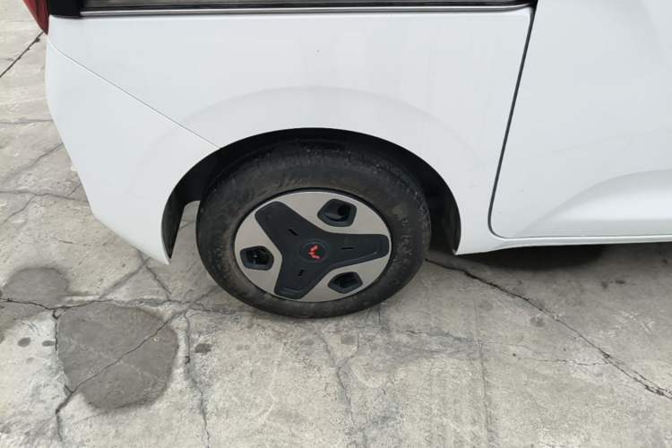 Used Wuling Zhiguang New Energy 2025 Comfort Model Right Rear Wheel Hub