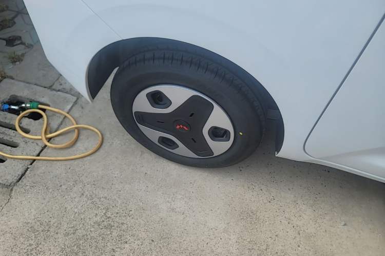 Used Wuling Zhiguang New Energy 2025 Model 305km Ambitious Edition Right Rear Wheel Hub