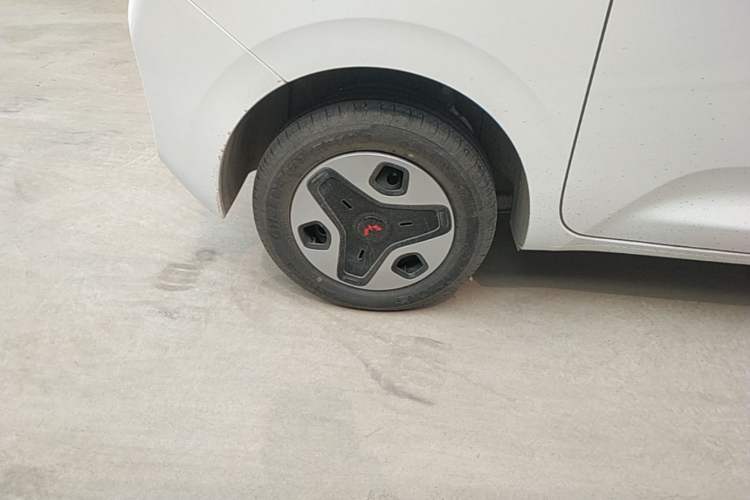 Used Wuling Zhiguang New Energy 2025 Model 305km Ambitious Edition Right Rear Wheel Hub