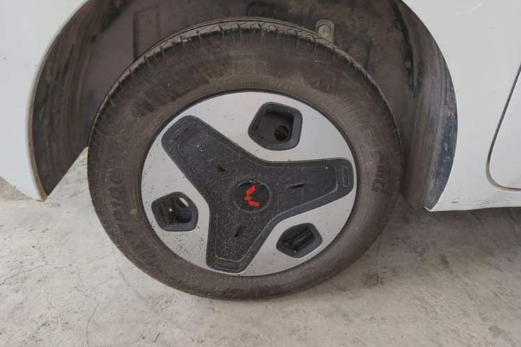 Used Wuling Zhiguang New Energy 2025 Comfort Model Right Rear Wheel Hub