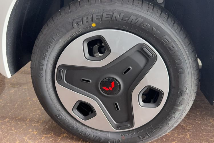 Used Wuling Zhiguang New Energy 2025 Model 305km Ambitious Edition Right Rear Wheel Hub