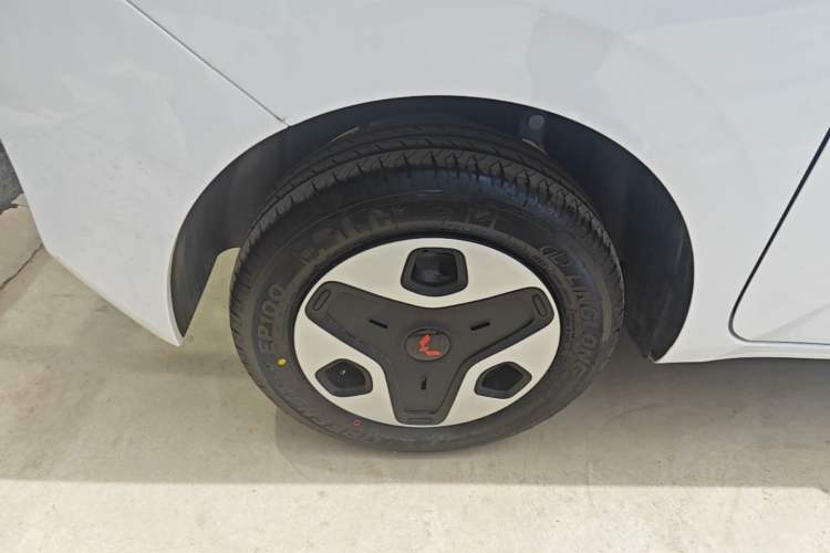 Used Wuling Zhiguang New Energy 2025 Model 305km Ambitious Edition Right Rear Wheel Hub