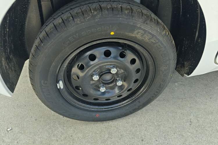 Used Wuling Zhiguang New Energy 2025 Standard Model Right Rear Wheel Hub