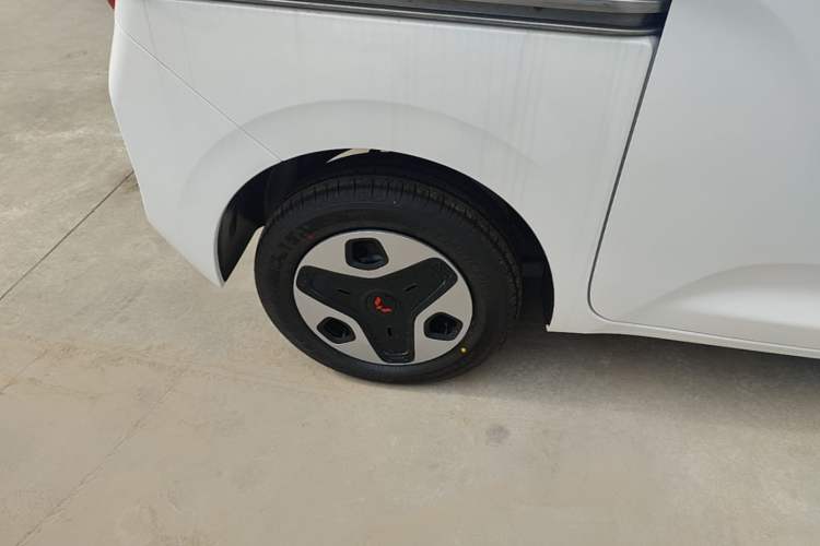 Used Wuling Zhiguang New Energy 2025 Model 305km Ambitious Edition Right Rear Wheel Hub