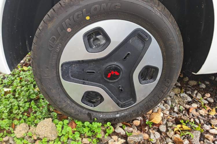 Used Wuling Zhiguang New Energy 2025 Model 305km Ambitious Edition Right Rear Wheel Hub