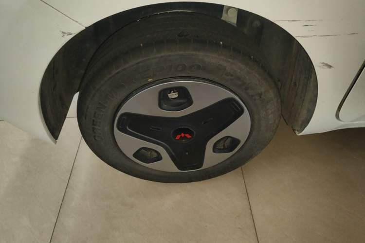 Used Wuling Zhiguang New Energy 2025 Comfort Model Right Rear Wheel Hub
