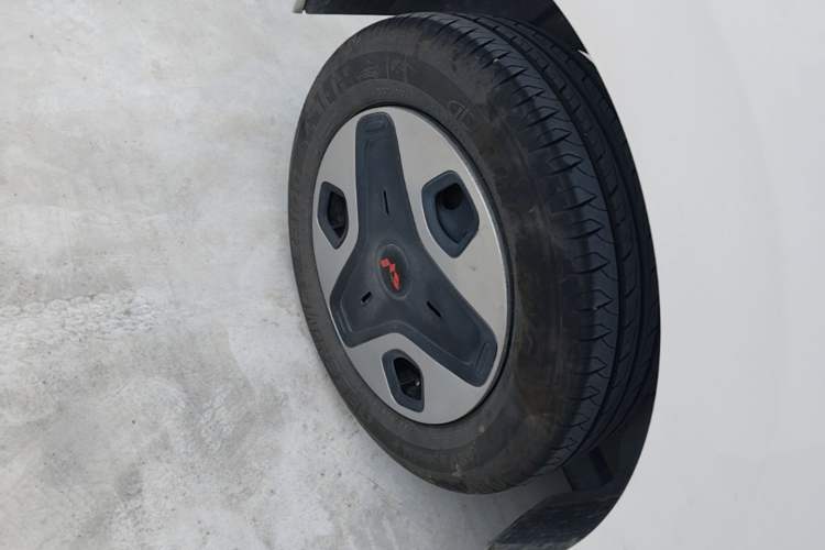 Used Wuling Zhiguang New Energy 2025 Model 305km Ambitious Edition Right Rear Wheel Hub