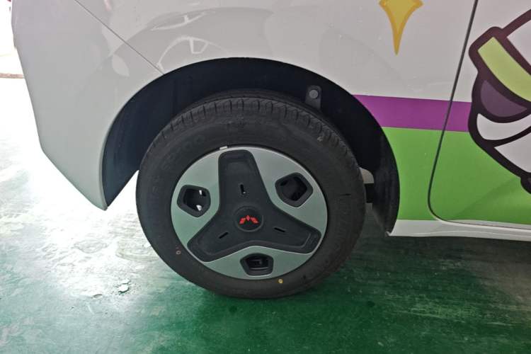 Used Wuling Zhiguang New Energy 2025 Model 305km Ambitious Edition Right Rear Wheel Hub