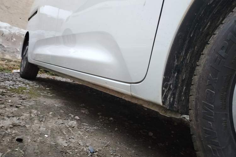 Used Wuling Zhiguang New Energy 2025 Model 305km Ambitious Edition Right Side Sill