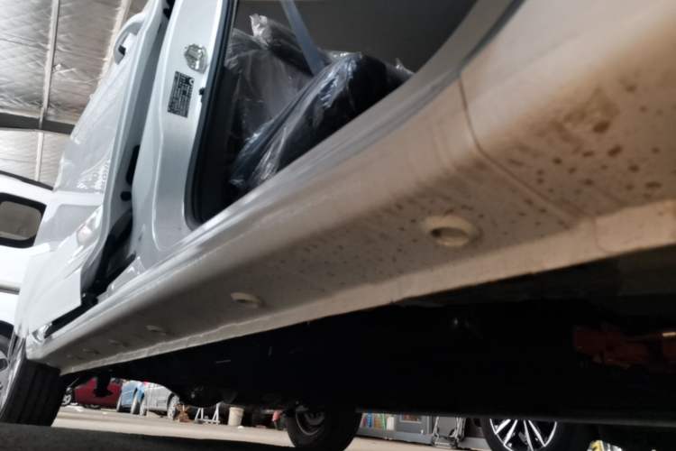 Used Wuling Zhiguang New Energy 2025 Model 305km Ambitious Edition Right Side Sill