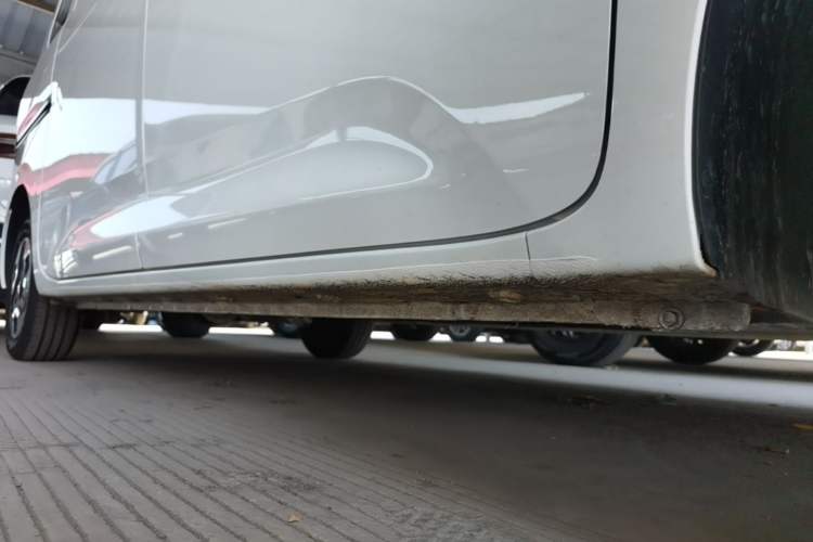 Used Wuling Zhiguang New Energy 2025 Model 305km Ambitious Edition Right Side Sill