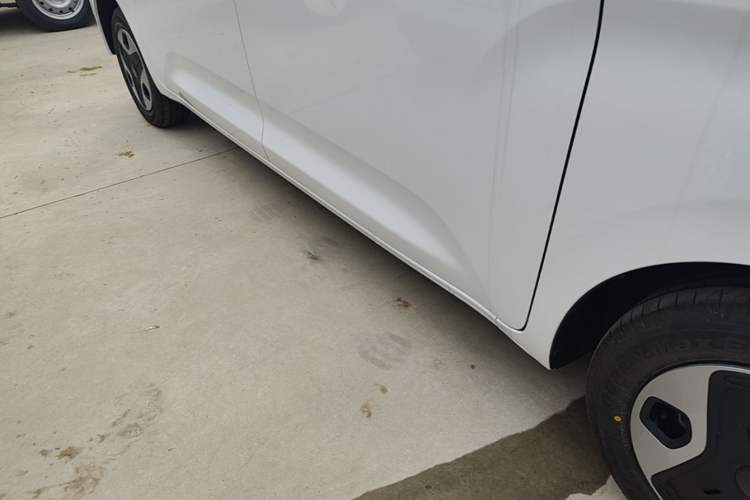 Used Wuling Zhiguang New Energy 2025 Model 305km Ambitious Edition Right Side Sill