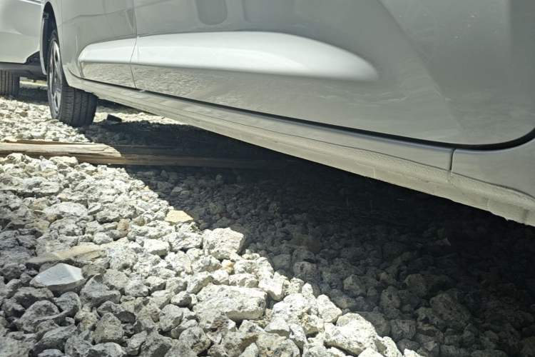 Used Wuling Zhiguang New Energy 2025 Model 305km Ambitious Edition Right Side Sill