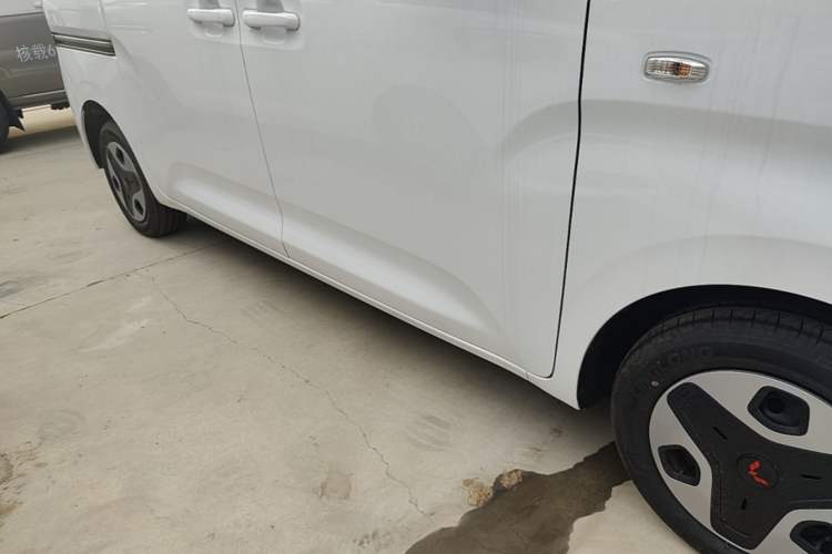 Used Wuling Zhiguang New Energy 2025 Model 305km Ambitious Edition Right Side Sill