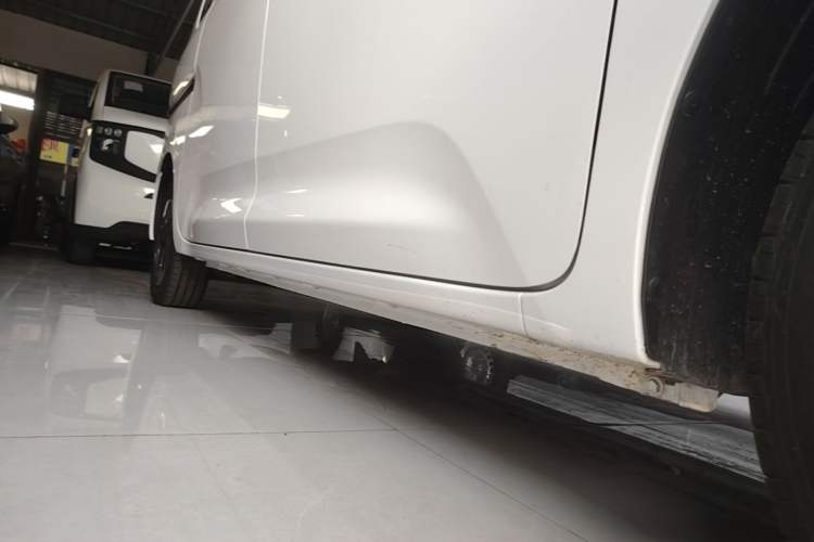 Used Wuling Zhiguang New Energy 2025 Model 305km Ambitious Edition Right Side Sill