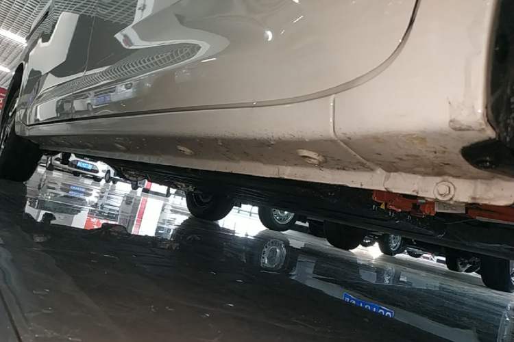 Used Wuling Zhiguang New Energy 2025 Model 305km Ambitious Edition Right Side Sill