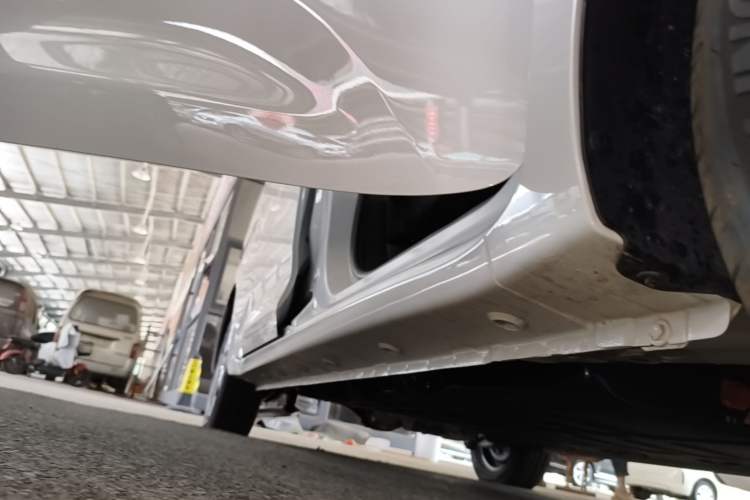 Used Wuling Zhiguang New Energy 2025 Model 305km Ambitious Edition Right Side Sill