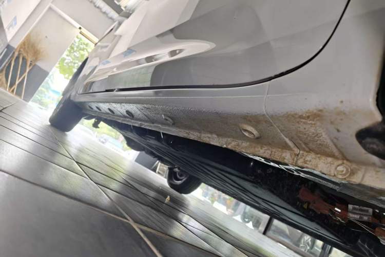 Used Wuling Zhiguang New Energy 2025 Model 305km Ambitious Edition Right Side Sill
