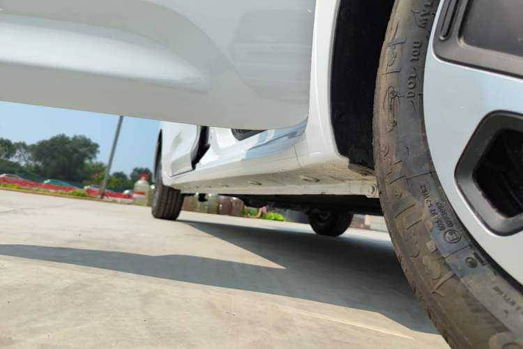 Used Wuling Zhiguang New Energy 2025 Model 305km Ambitious Edition Right Side Sill