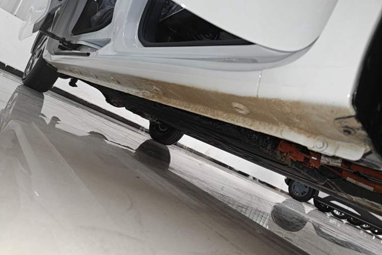Used Wuling Zhiguang New Energy 2025 Model 305km Ambitious Edition Right Side Sill