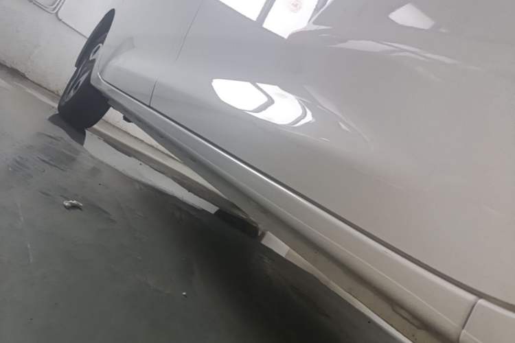 Used Wuling Zhiguang New Energy 2025 Model 305km Ambitious Edition Right Side Sill