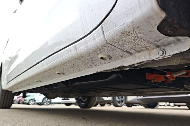 Used Wuling Zhiguang New Energy 2025 Model 305km Ambitious Edition Right Side Sill