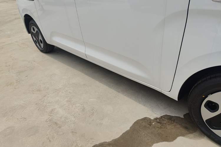 Used Wuling Zhiguang New Energy 2025 Model 305km Ambitious Edition Right Side Sill