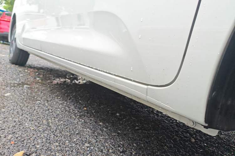 Used Wuling Zhiguang New Energy 2025 Model 305km Ambitious Edition Right Side Sill