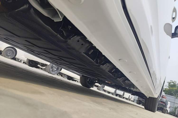 Used Wuling Zhiguang New Energy 2025 Model 305km Ambitious Edition Right Side Sill