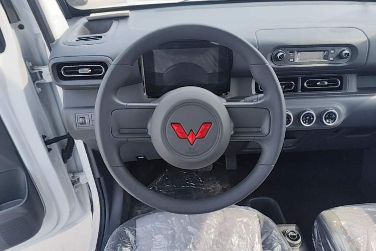 Used Wuling Zhiguang New Energy 2025 Model 305km Ambitious Edition Steering Wheel