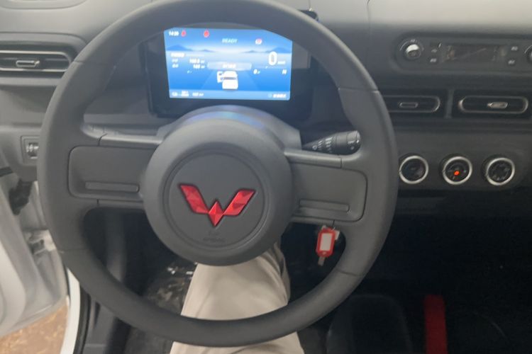 Used Wuling Zhiguang New Energy 2025 Model 305km Ambitious Edition Steering Wheel