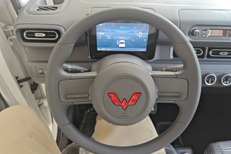 Used Wuling Zhiguang New Energy 2025 Model 305km Ambitious Edition Steering Wheel
