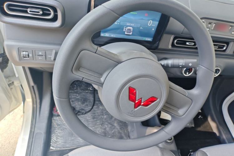 Used Wuling Zhiguang New Energy 2025 Model 305km Ambitious Edition Steering Wheel