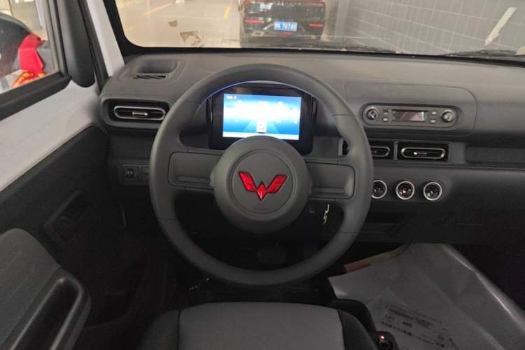 Used Wuling Zhiguang New Energy 2025 Model 305km Ambitious Edition Steering Wheel