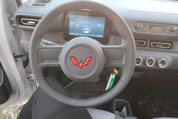 Used Wuling Zhiguang New Energy 2025 Model 305km Ambitious Edition Steering Wheel