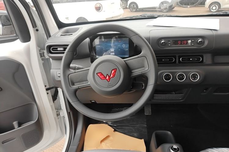 Used Wuling Zhiguang New Energy 2025 Model 305km Ambitious Edition Steering Wheel
