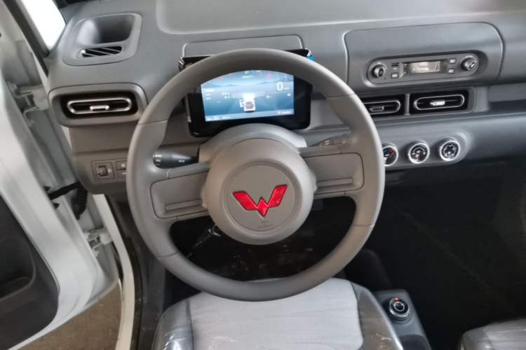 Used Wuling Zhiguang New Energy 2025 Model 305km Ambitious Edition Steering Wheel