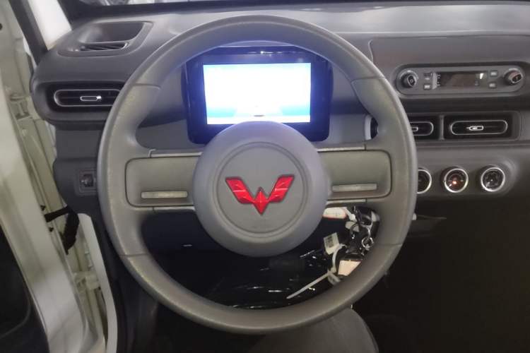 Used Wuling Zhiguang New Energy 2025 Model 305km Ambitious Edition Steering Wheel