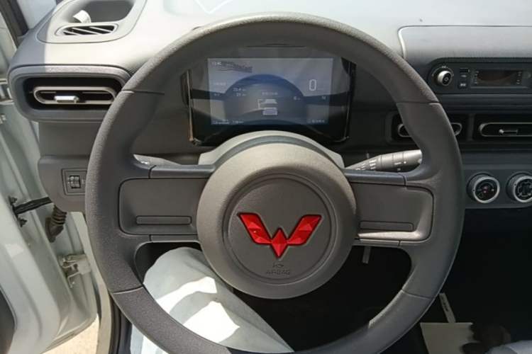 Used Wuling Zhiguang New Energy 2025 Model 305km Ambitious Edition Steering Wheel
