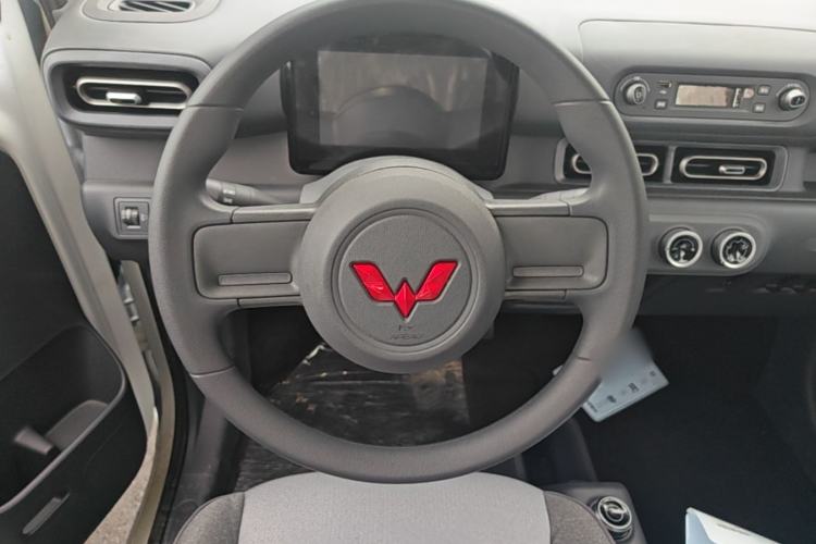 Used Wuling Zhiguang New Energy 2025 Model 305km Ambitious Edition Steering Wheel