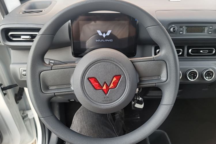 Used Wuling Zhiguang New Energy 2025 Model 305km Ambitious Edition Steering Wheel