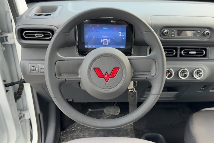 Used Wuling Zhiguang New Energy 2025 Model 305km Ambitious Edition Steering Wheel