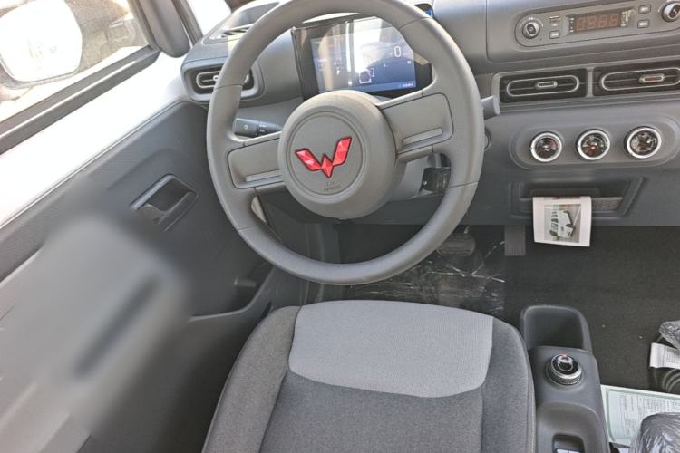 Used Wuling Zhiguang New Energy 2025 Model 305km Ambitious Edition Steering Wheel